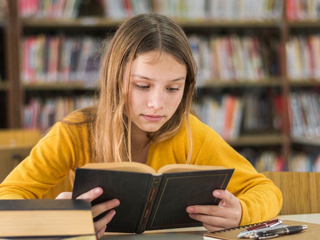図書館で静かに読書する女の子