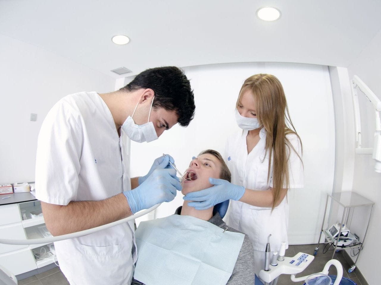 歯の治療を受ける人