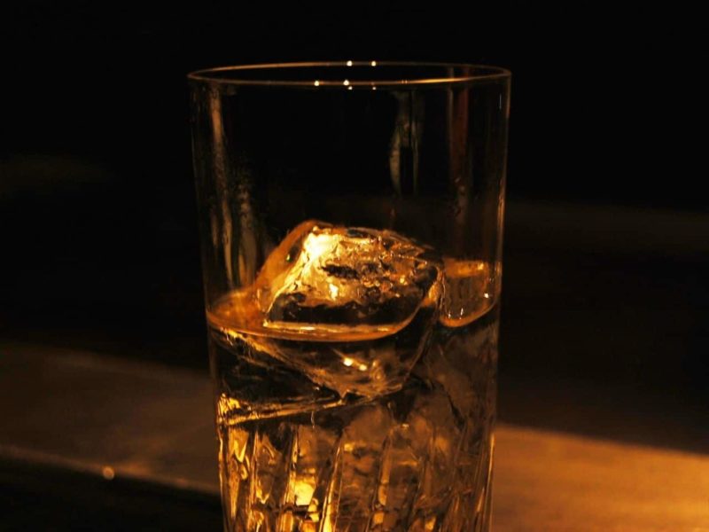 グラスに入った氷とウィスキー