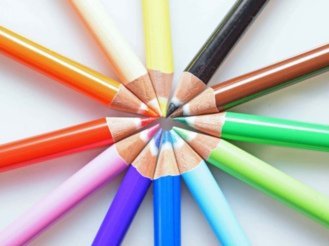 並べられた色鉛筆