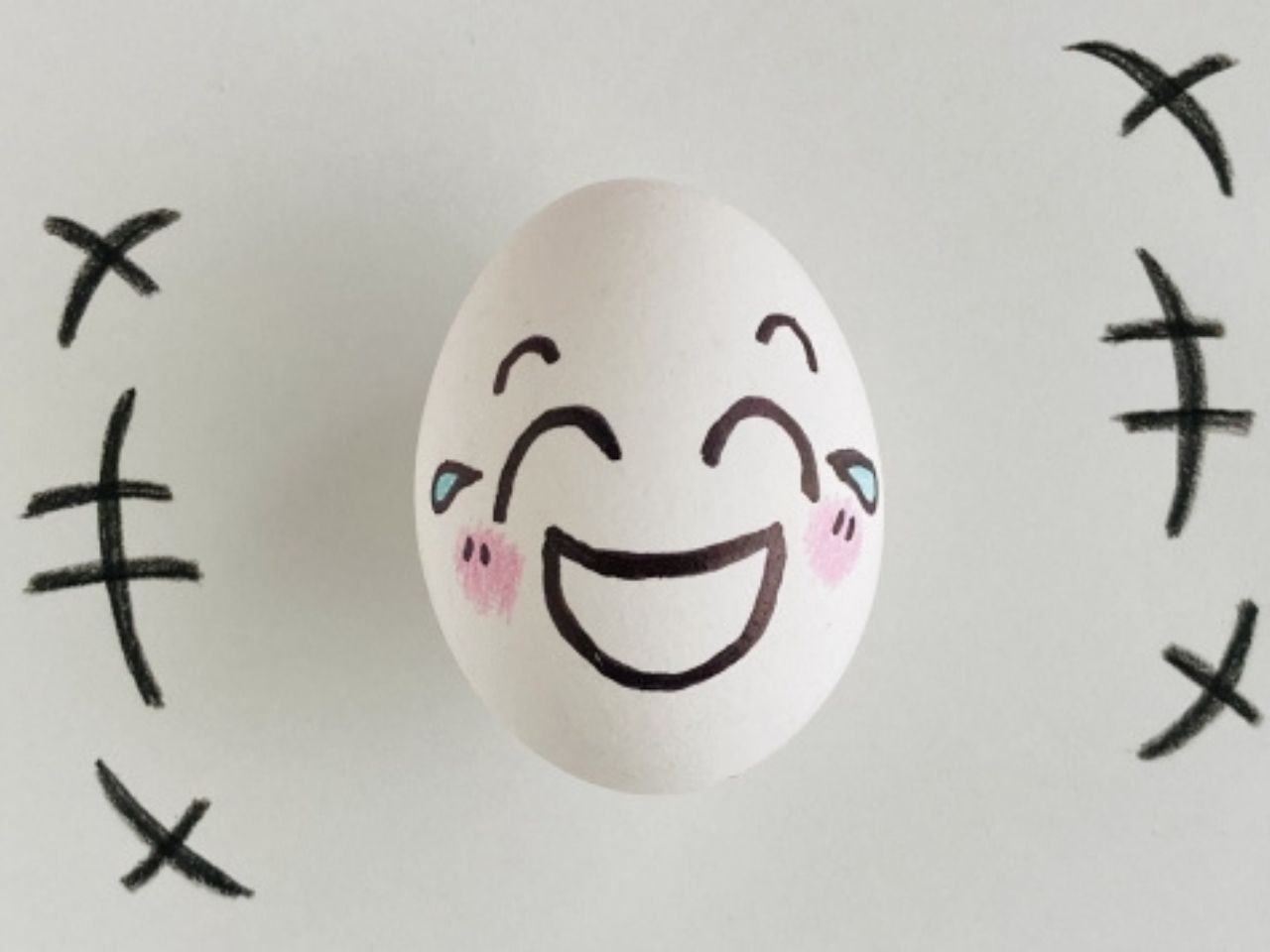 大笑いする卵